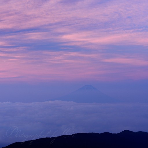 国師ヶ岳の朝焼けと富士山の写真