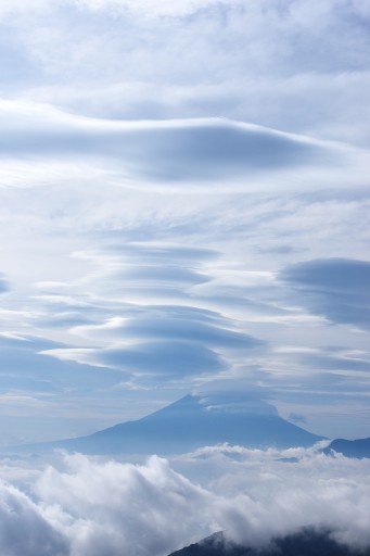 櫛形山・池の茶屋林道から望む富士山と吊るし雲の写真