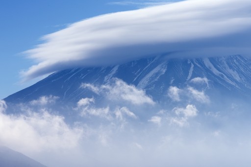 笠雲の富士山（本栖湖）の写真