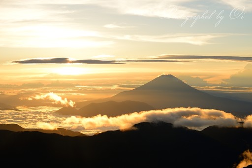 赤石岳から望む富士山と雲海と御来光の写真