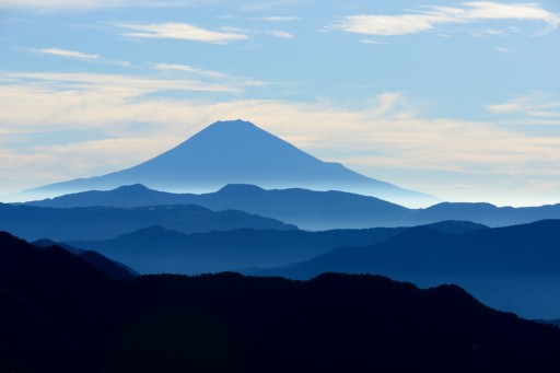 蕎麦粒山から望む富士山と山並みの写真