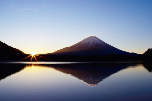 精進湖の御来光と富士山の写真