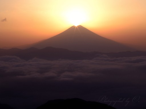 七面山からの雲海とダイヤモンド富士の写真
