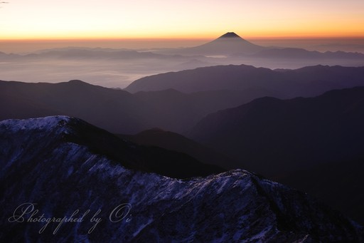 初冬の北岳より望む富士山の写真