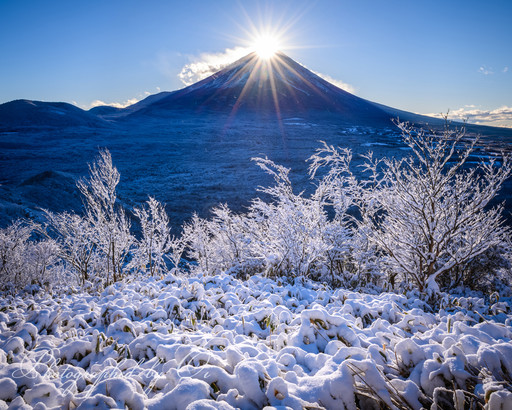 雪景色の竜ヶ岳よりダイヤモンド富士の写真