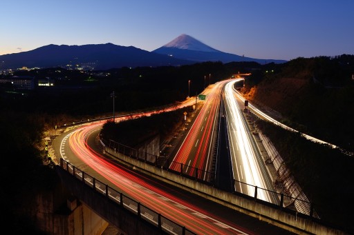 伊豆縦貫道の光跡と富士山の写真
