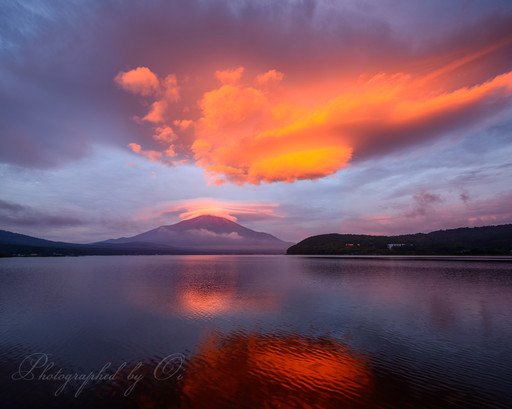 山中湖平野浜より富士山(赤富士)と吊るし雲の朝焼けの写真