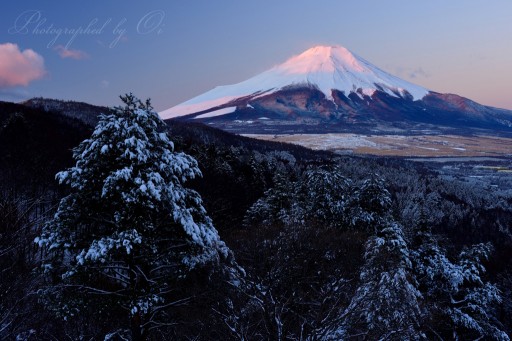 二十曲峠の雪景色と紅富士の写真