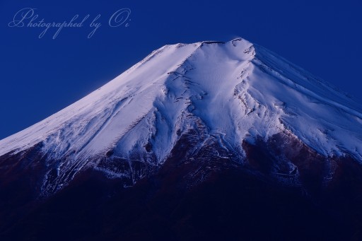 忍野村から望む夜明けの富士山の写真