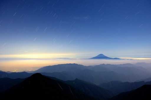 農鳥岳から望む富士山と夜景の写真