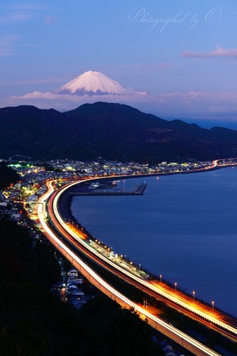 薩埵峠からの夕暮れと富士山の写真
