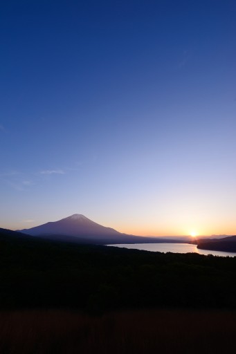 パノラマ台から望む富士山と山中湖の夕暮れの写真