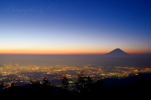 甘利山の富士山と夜景の写真
