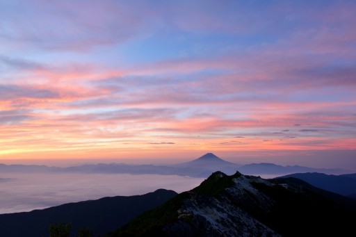 観音岳より望む朝焼けと富士山の写真