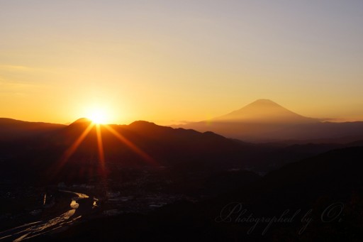 松田山から夕日と富士山の写真
