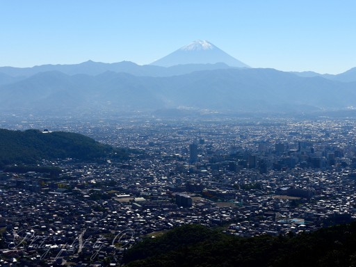 千代田湖白山からの街並みと富士山の写真