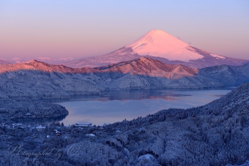 大観山の雪景色と紅富士の写真