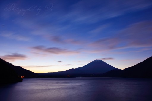 本栖湖から夜明けの富士山の写真