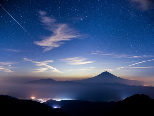 安倍峠より望む富士山と流星の写真