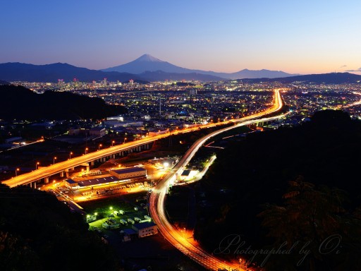 小坂みかん山からの夜景と富士山の写真