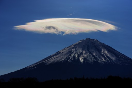 彩雲の笠雲と富士山の写真