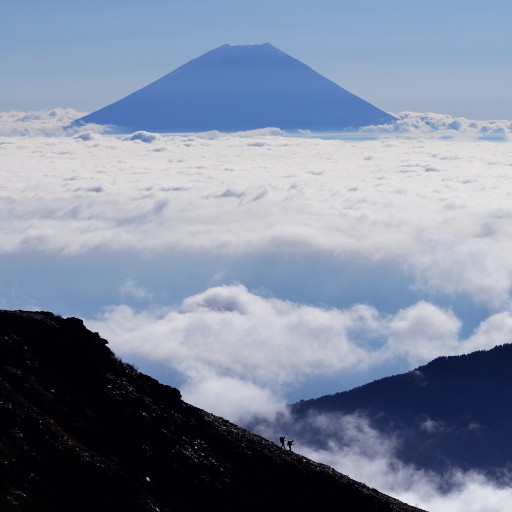 千枚岳から富士山と登山者の写真