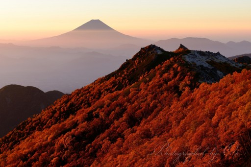 鳳凰三山の紅葉と富士山の写真