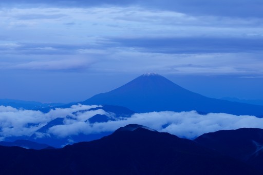 赤石岳より望む初雪化粧の富士山の写真