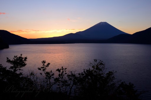 朝焼けの本栖湖と富士山の写真