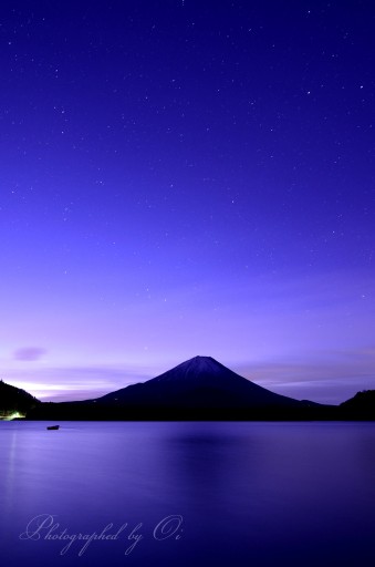 精進湖の夜明けの写真