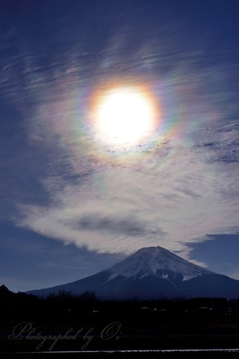 彩雲と富士山（光環）の写真