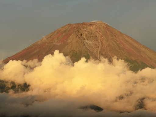 朝霧高原から望む夕焼けの富士山と雲の写真