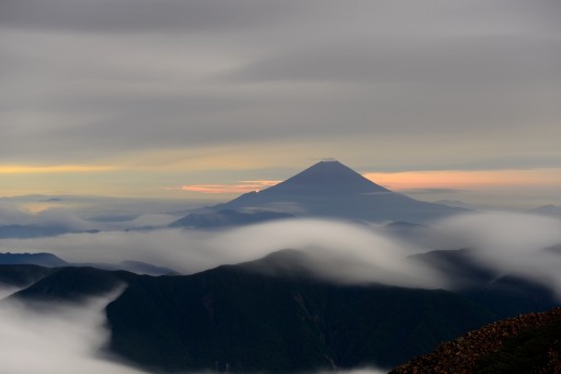 赤石岳から朝焼けの富士山の写真