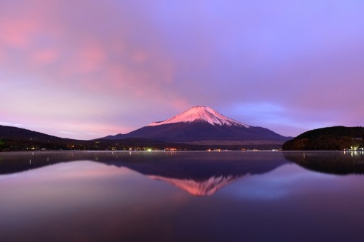 山中湖から望む1焼けの紅富士の写真