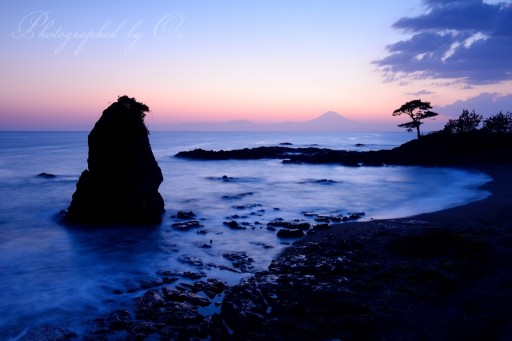 立石公園から望む夕暮れの富士山の写真