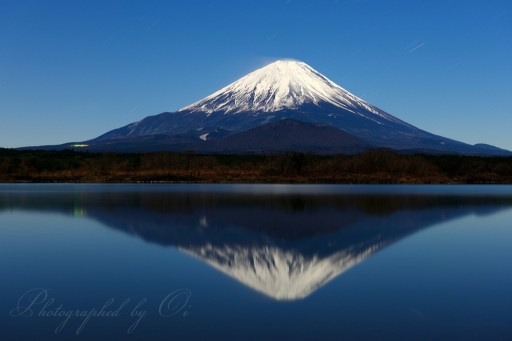 精進湖の月光逆さ富士の写真