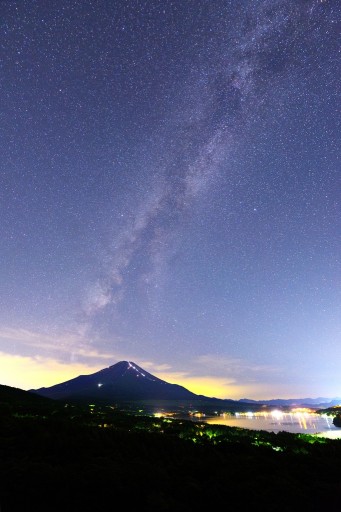 パノラマ台から望む富士山と天の川の写真