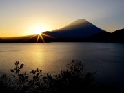 本栖湖からの御来光の写真 「日いづる」