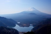 精進峠から見る富士山と精進湖の写真 「霧晴れて、微笑む」