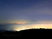国師ヶ岳の雲海夜景の写真 「真夜中、霞の上」