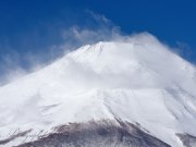 山中湖のパール富士の写真 「残月と旗雲のランデブー」