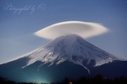 富士吉田市・農村公園から望む笠雲と富士山の夜景の写真 「夜明けの開宴」