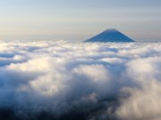 国師ヶ岳の雲海と富士山の写真 「朝陽に光り輝く」
