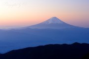 国師ヶ岳からの富士山の写真 「柔らかなる目覚め」