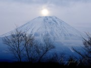 朝霧高原から望むダイヤモンド富士の写真 「朧陽物語」