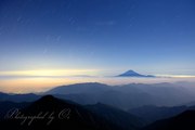 農鳥岳から望む富士山と夜景の写真 「3000mの夜」