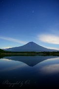 田貫湖から望む夜の富士山の写真 「夜の青空」