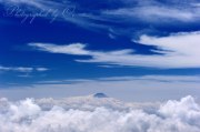 雲海の富士山の写真 「あたまをくものうえにだし」