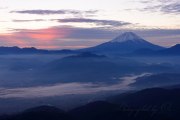 櫛形山から朝焼けの富士山の写真 「紅光が射す」