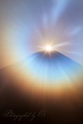 朝霧高原より望むダイヤモンド富士の写真 「光の向こうへ」